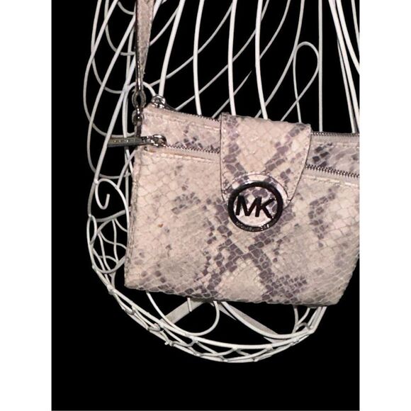 Michael Kors Fulton Pearl Grey snakeskin crossbody  Genuine leather outside pock - Picture 1 of 16